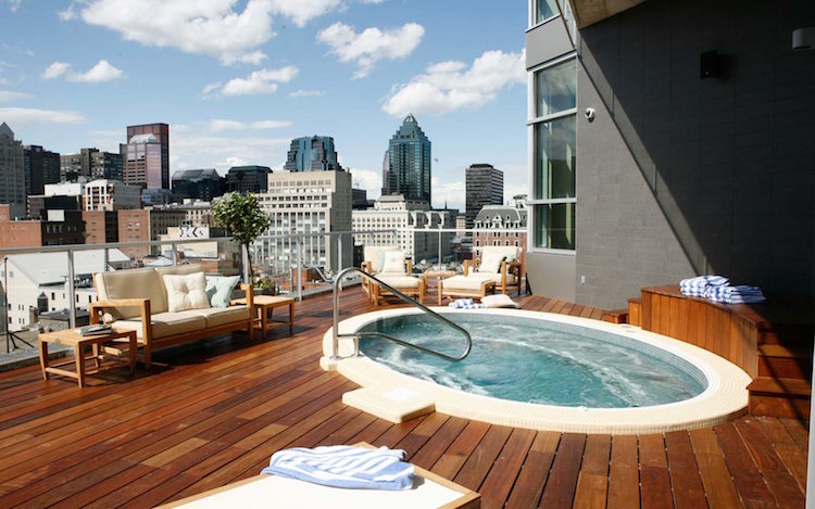 toit terrasse avec bain à remous rond encastré hotel & SpA Le Crystal à Montréal